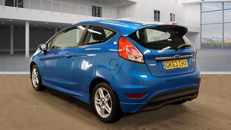 Begagnad Ford Fiesta Zetec 2013 Blå Halvkombi