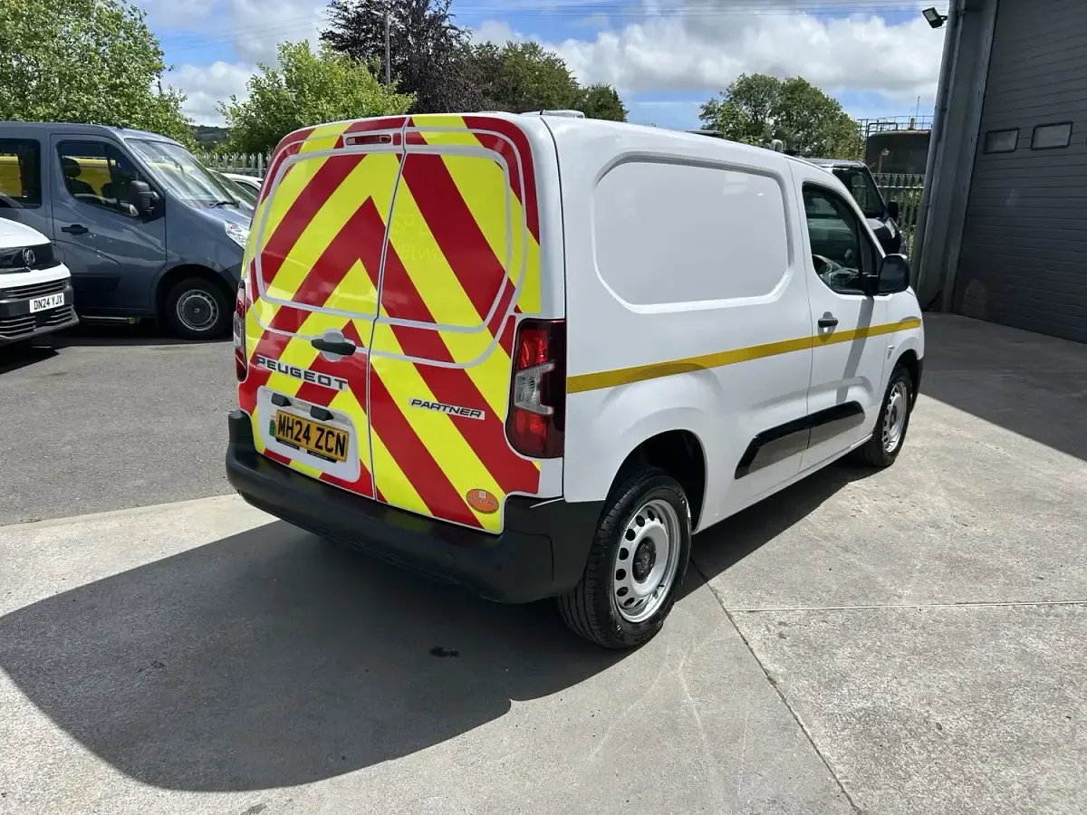 Used Peugeot Partner 100 HP (73 kW) 2024 White MPV