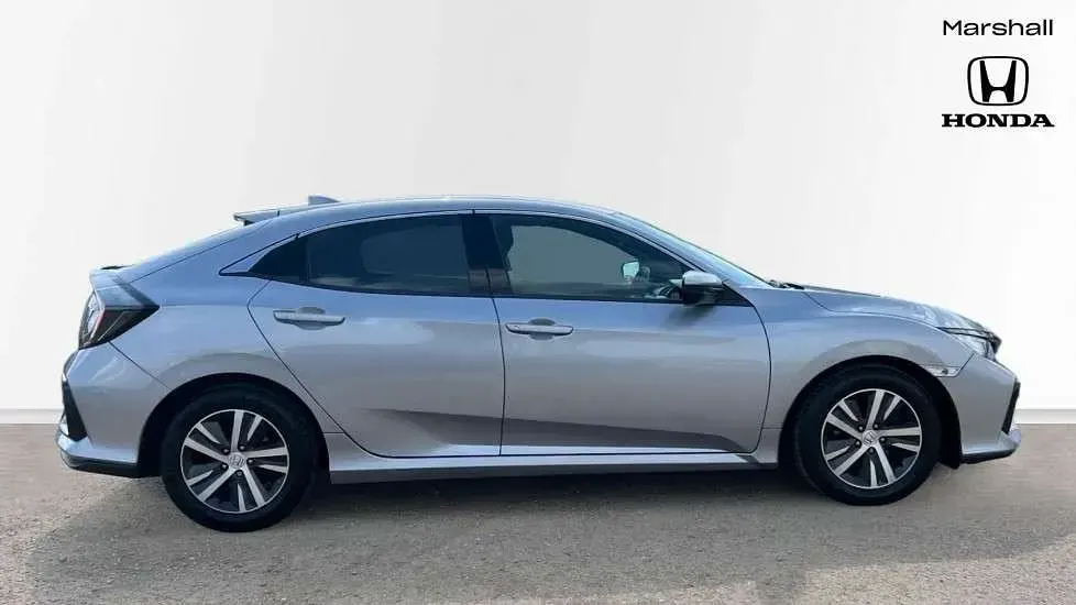 Używany Honda Civic SE 126 KM (92 kW) 2020 Srebrny Hatchback