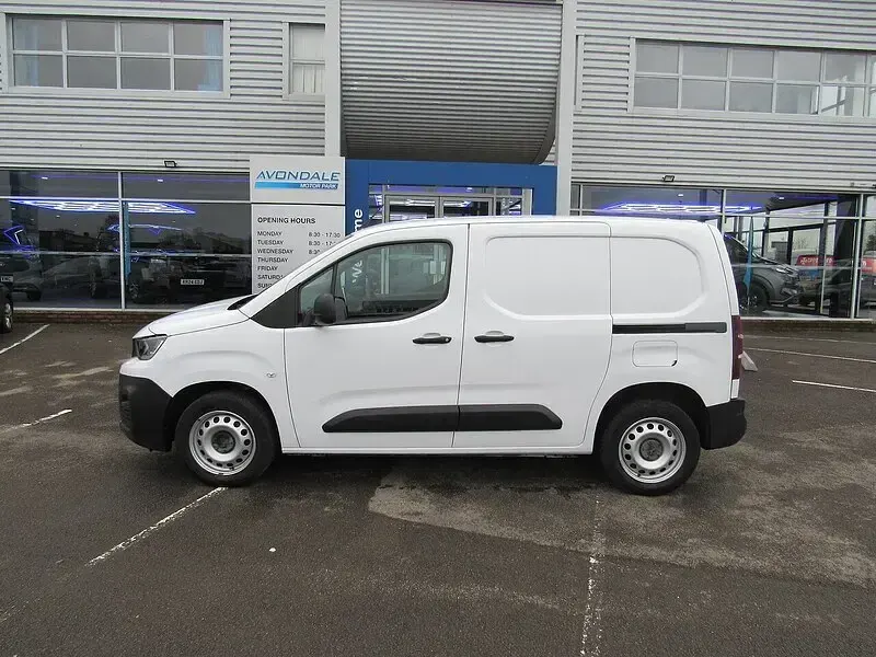 Begagnad Peugeot Partner Premium 131 HK (96 kW) 2022 Vit Minibuss