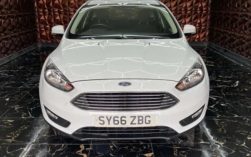 Used Ford Focus Zetec 125 HP (91 kW) 2016 White Hatchback