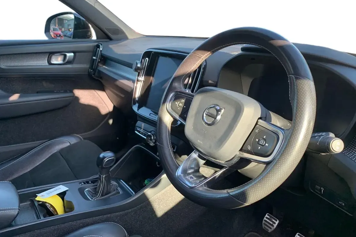 Begagnad Volvo XC40 R-Design Pro 2019 Svart SUV