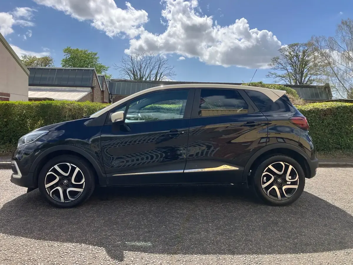 Used Renault Captur Iconic 90 HP (66 kW) 2018 Black/cream SUV