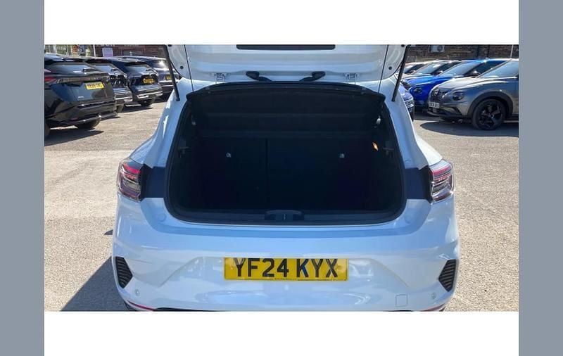 Used Renault Clio V Evolution 143 HP (105 kW) 2024 White Hatchback
