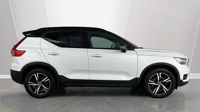 Used Volvo XC40 R-Design 194 HP (142 kW) 2022 White SUV