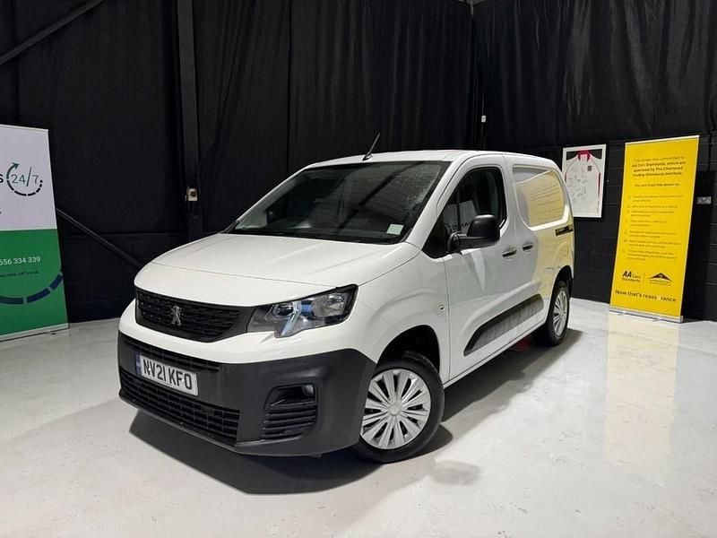 White Used 2021 Peugeot Partner MPV | £8,395 (Good price) - Image 1/4