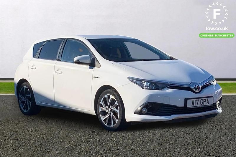 Used Toyota Auris Hybrid Design 136 HP (100 kW) 2016 White Hatchback