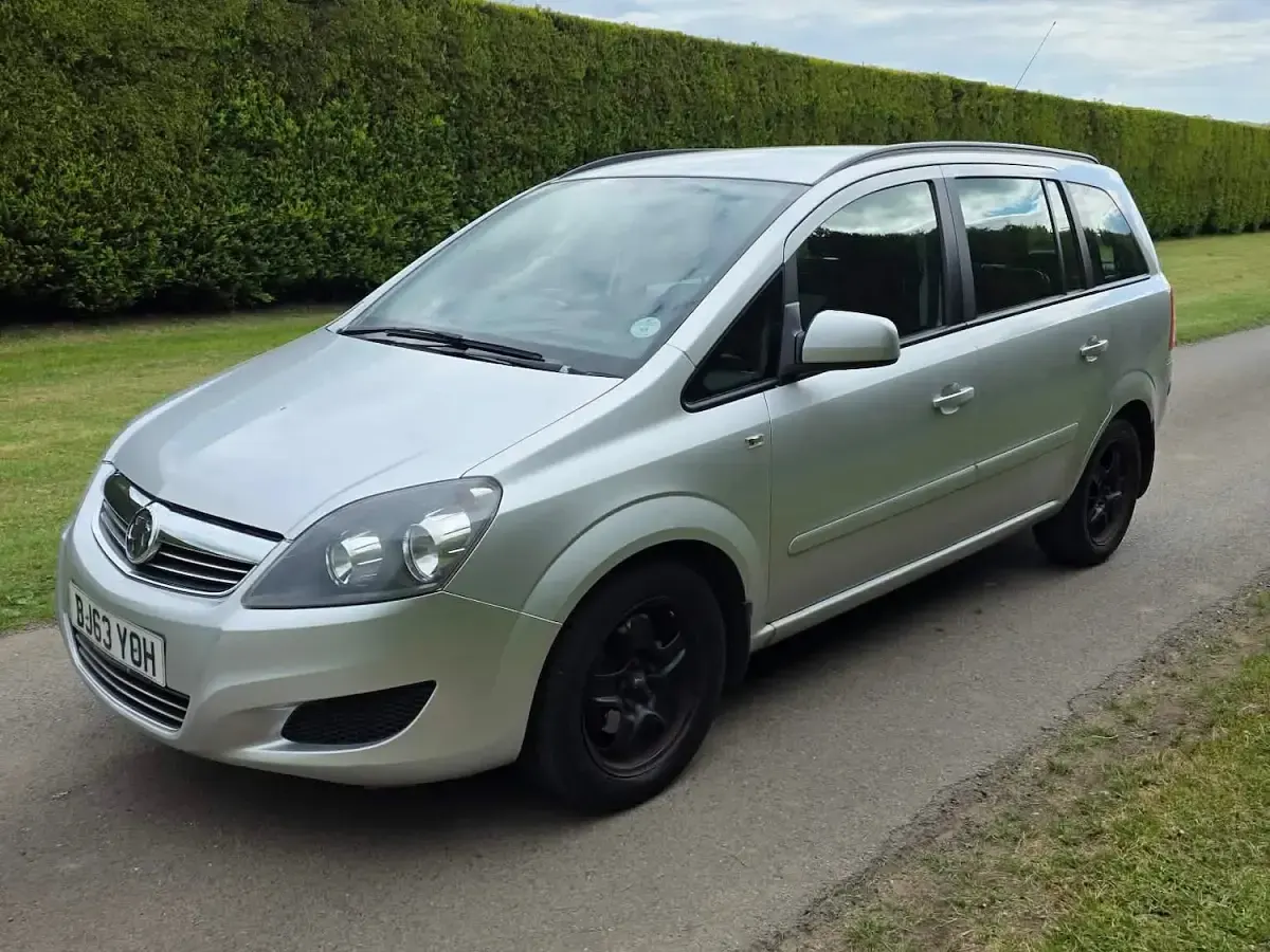 Usado Vauxhall Zafira 115 CV (84 kW) 2013 Plateado Monovolumen