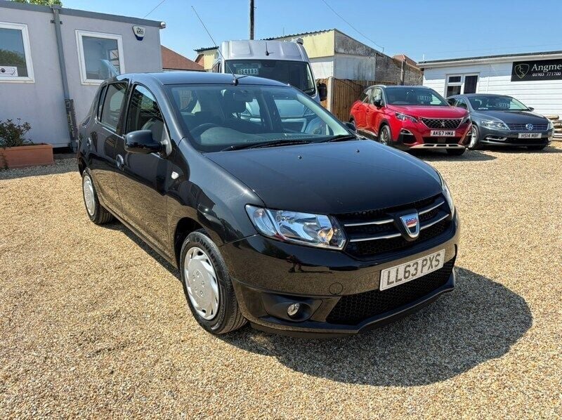 Black Used 2013 Dacia Sandero Lauréate Hatchback | £3,995 (Fair price) - Image 1/4