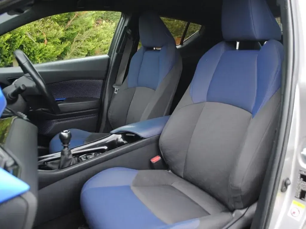 Second-hand Toyota C-HR 115 CP (84 kW) 2018 Argintiu SUV
