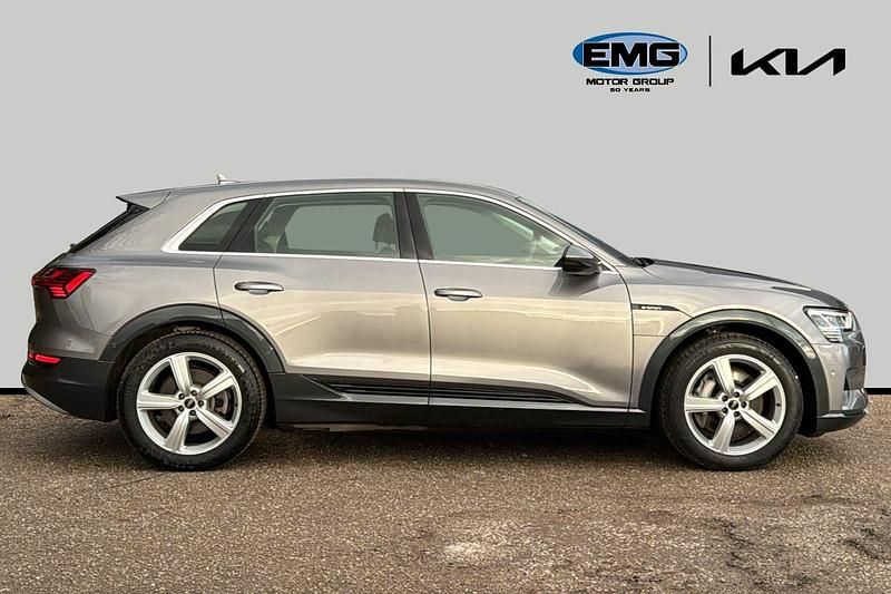 Begagnad Audi e-tron Advanced 230 kW (313 HK) 2021 Grå SUV