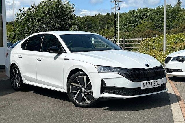 Moon white metallic Used 2025 Skoda Octavia SportLine Hatchback | £27,995 - Image 1/4