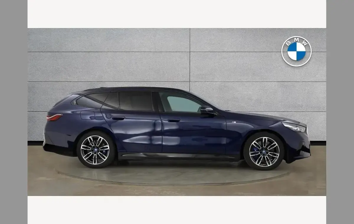 Begagnad BMW i5 M Sport 250 kW (340 HK) 2025 Blå Kombi