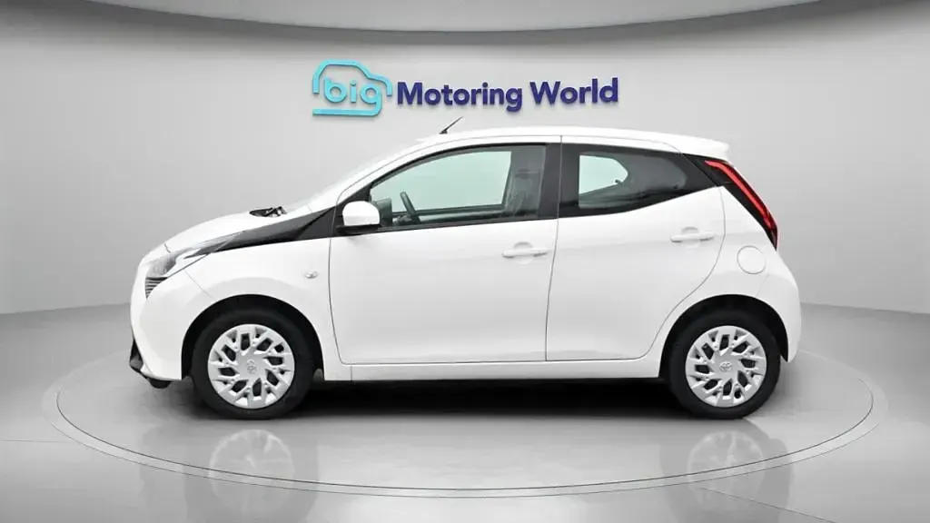 Used Toyota Aygo X-play 71 HP (52 kW) 2021 White Hatchback