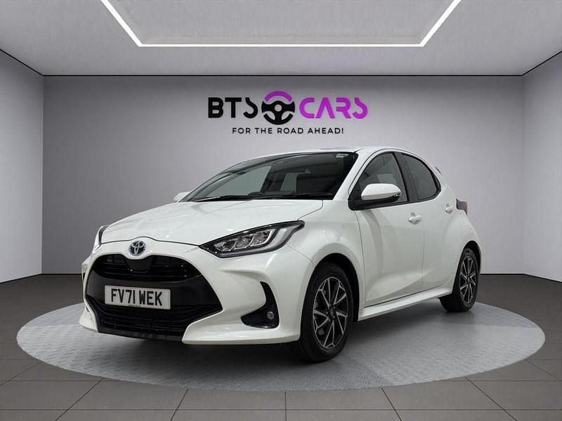 Used Toyota Yaris Hybrid Design 116 HP (85 kW) 2022 White Hatchback