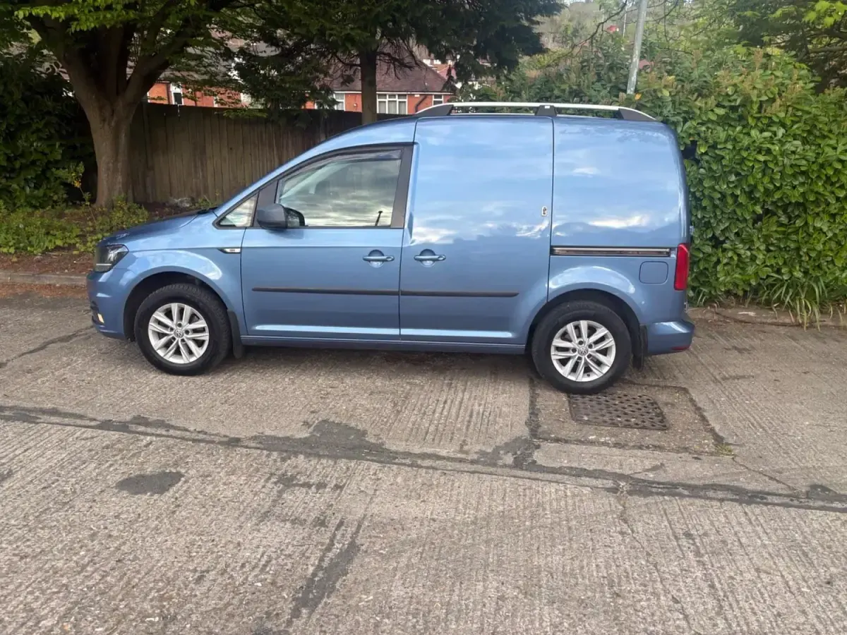 Usado VW Caddy Highline 122 HP (89 kW) 2016 Azul Monovolume