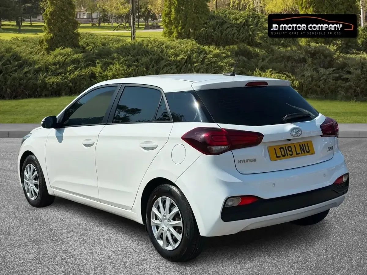 Used Hyundai i20 83 HP (61 kW) 2019 White Hatchback