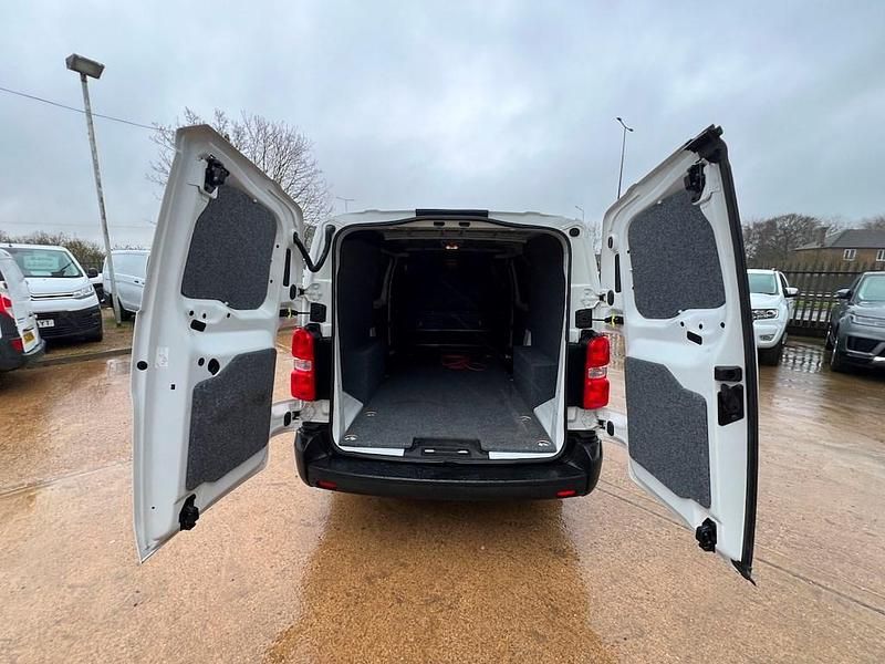 Used Peugeot e-Expert 100 kW (136 HP) 2021 White Van