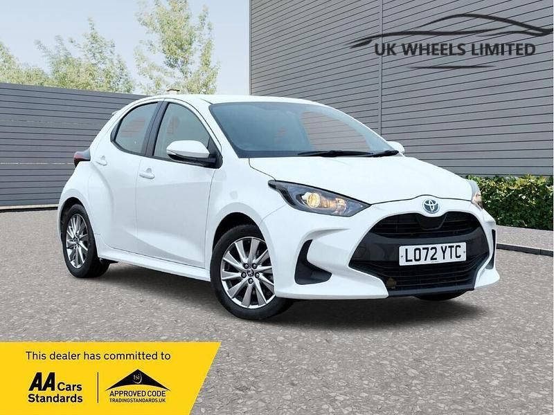 Used Toyota Yaris Hybrid 116 HP (85 kW) 2023 White Hatchback