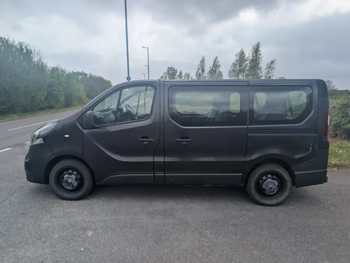 Second-hand Vauxhall Vivaro 95 CP (69 kW) 2017 Negru Monovolum