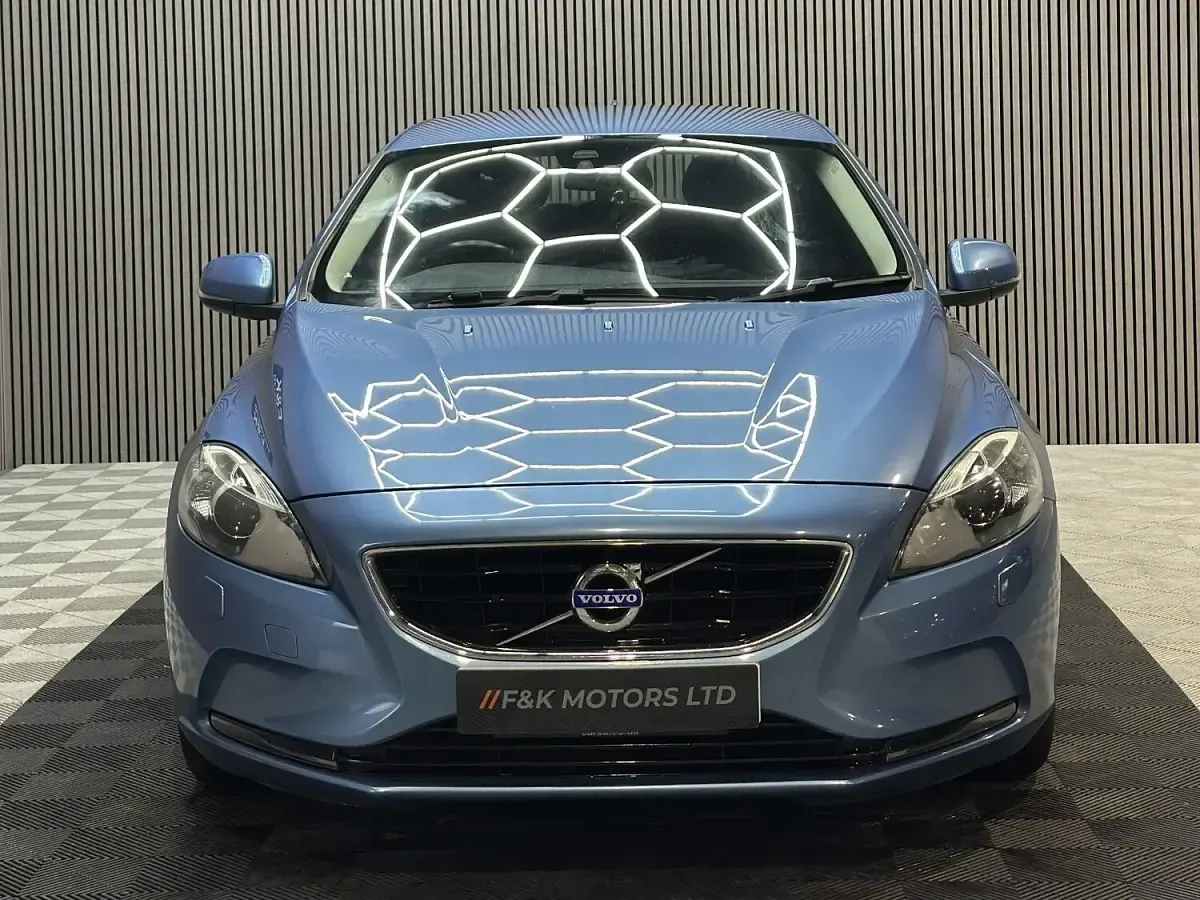 Used Volvo V40 SE Lux 120 HP (88 kW) 2015 Blue Hatchback