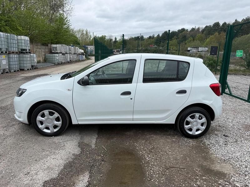 Used Dacia Sandero Ambiance 90 HP (66 kW) 2014 White Hatchback