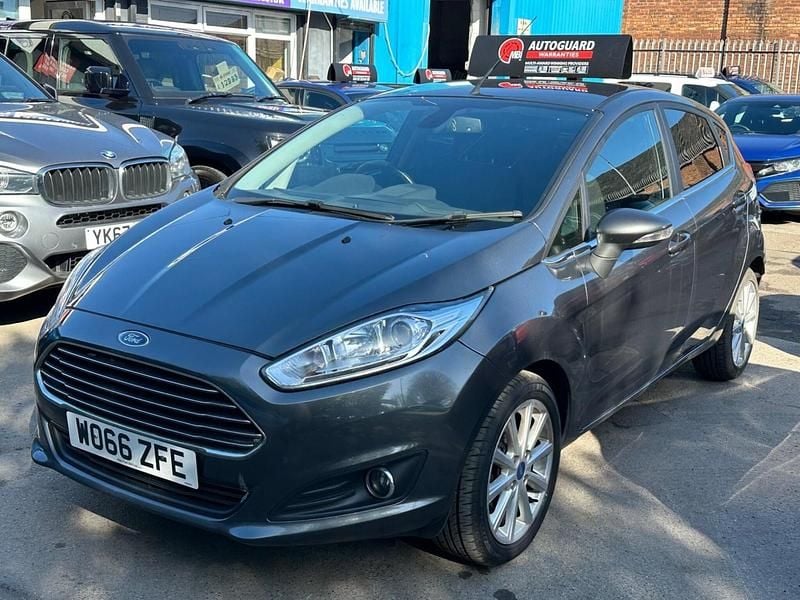 Usado Ford Fiesta Titanium 125 HP (91 kW) 2017 Cinzento Citadino