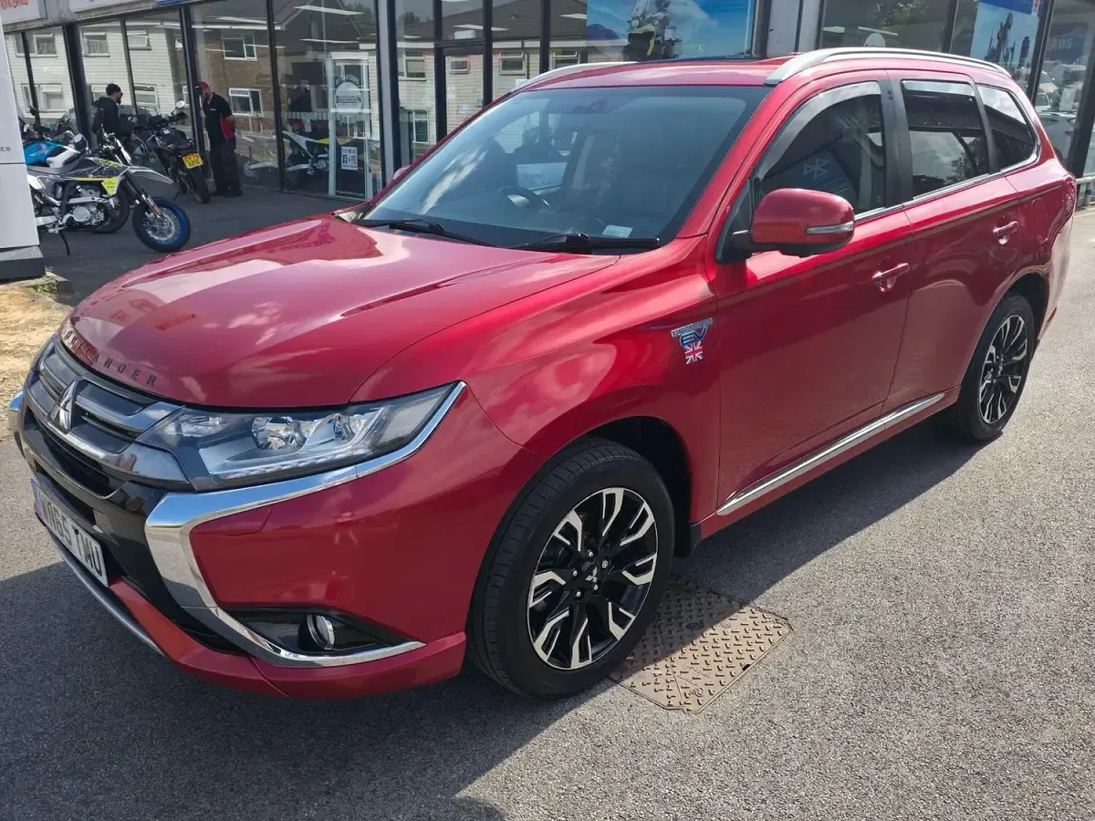 Used Mitsubishi Outlander P-HEV 200 HP (147 kW) 2015 Red Estate