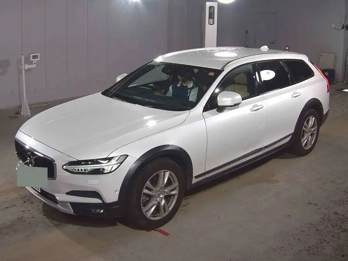 Used Volvo V90 CC Momentum 2018 White Estate