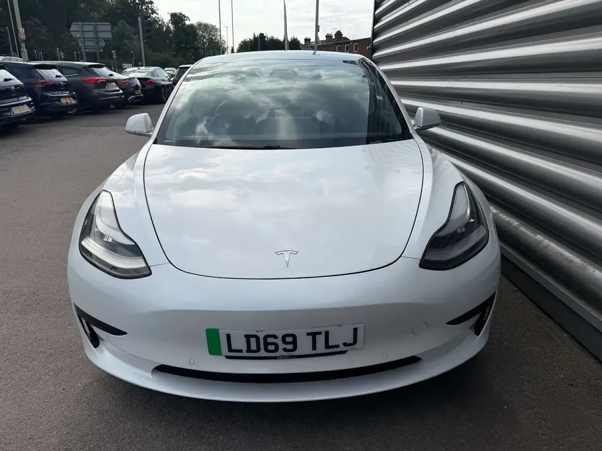 Used Tesla Model 3 Standard Range Plus 366 kW (498 HP) 2019 White Sedan