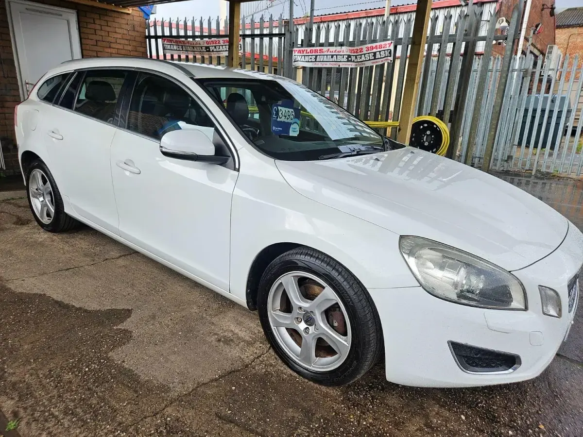 Usado Volvo V60 SE Lux 163 CV (119 kW) 2011 Blanco Familiar