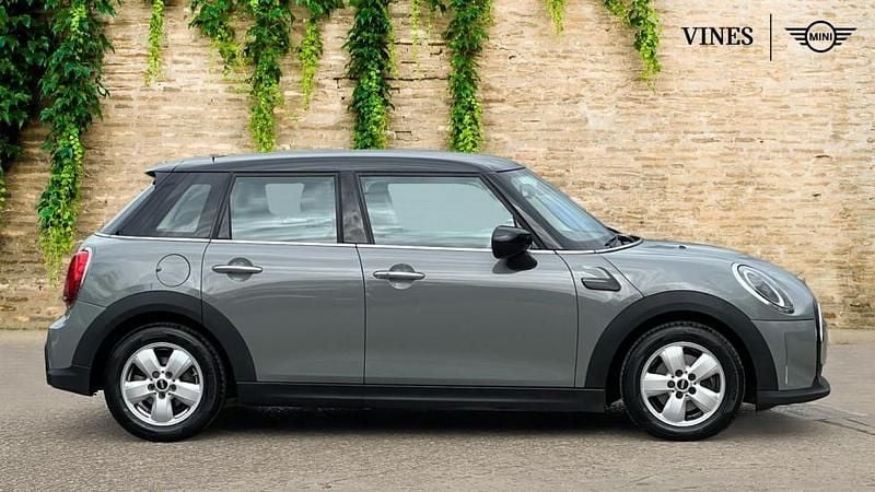 Usado Mini Cooper Classic 134 HP (98 kW) 2021 Cinzento Citadino