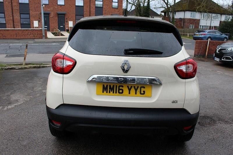 Used Renault Captur Iconic 110 HP (80 kW) 2016 Brown/cream SUV