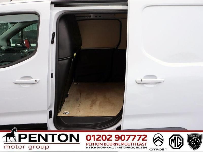 Used Citroën Berlingo 101 HP (74 kW) 2024 White MPV