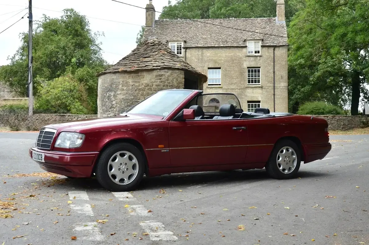 Used Mercedes E220 150 HP (110 kW) 1995 Red Cabriolet