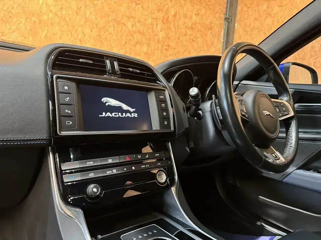 Used Jaguar XE R-Sport 180 HP (132 kW) 2016 Blue Sedan