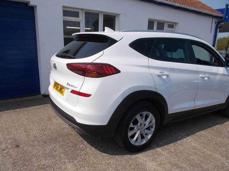 Used Hyundai Tucson SE 115 HP (84 kW) 2018 White SUV