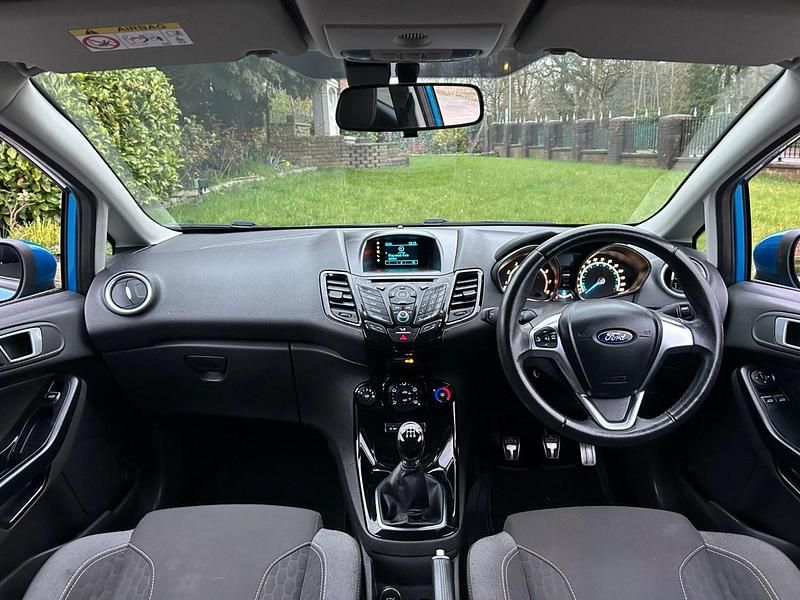 Used Ford Fiesta Zetec 125 HP (91 kW) 2015 Blue Hatchback