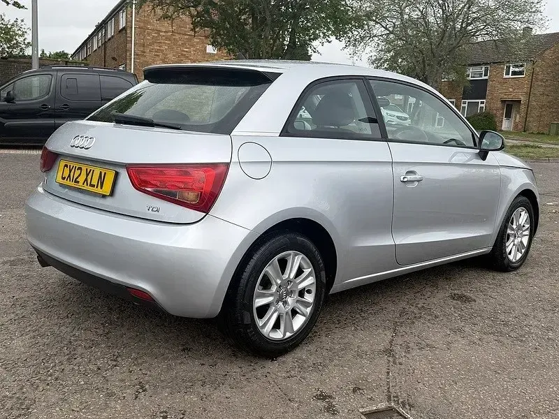 Begagnad Audi A1 Business 105 HK (77 kW) 2012 Silver Halvkombi