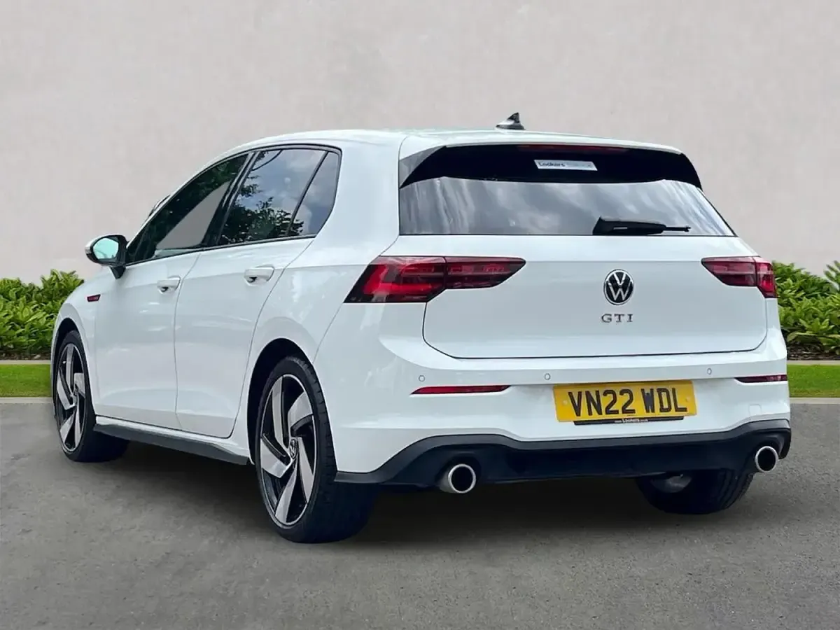 Begagnad VW Golf VIII GTI 245 HK (180 kW) 2022 Vit Halvkombi