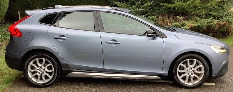Begagnad Volvo V40 Plus 2018 Blå Halvkombi