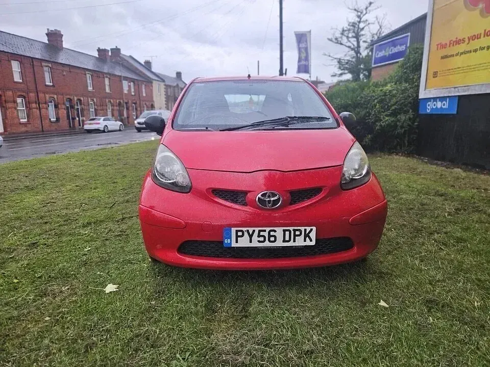 Used Toyota Aygo 67 HP (49 kW) 2006 Red Hatchback