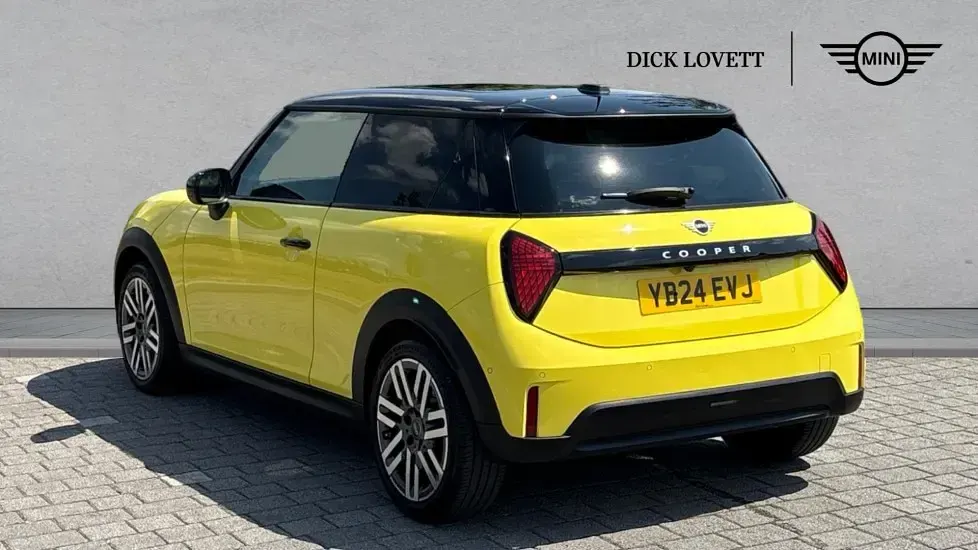 Used Mini Cooper Hatch 154 HP (113 kW) 2024 Yellow Hatchback