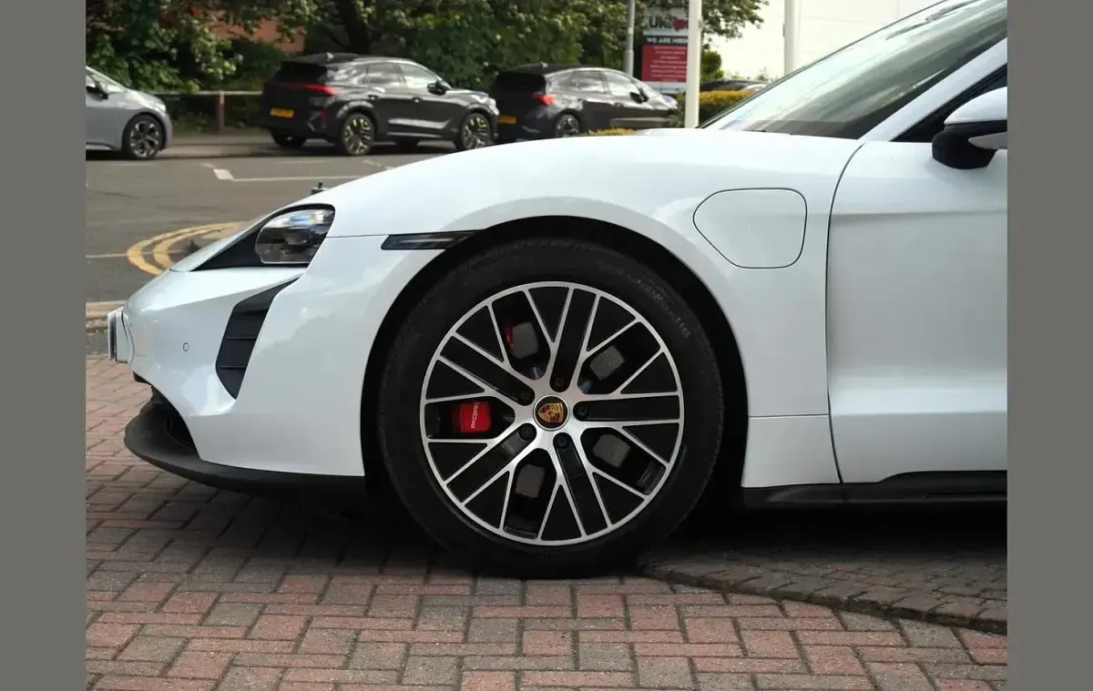 Used Porsche Taycan 439 kW (598 HP) 2024 White Sedan