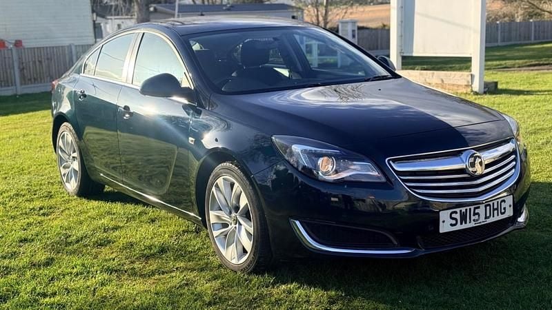 Second-hand Vauxhall Insignia Design Edition 140 CP (102 kW) 2015 Verde Hatchback