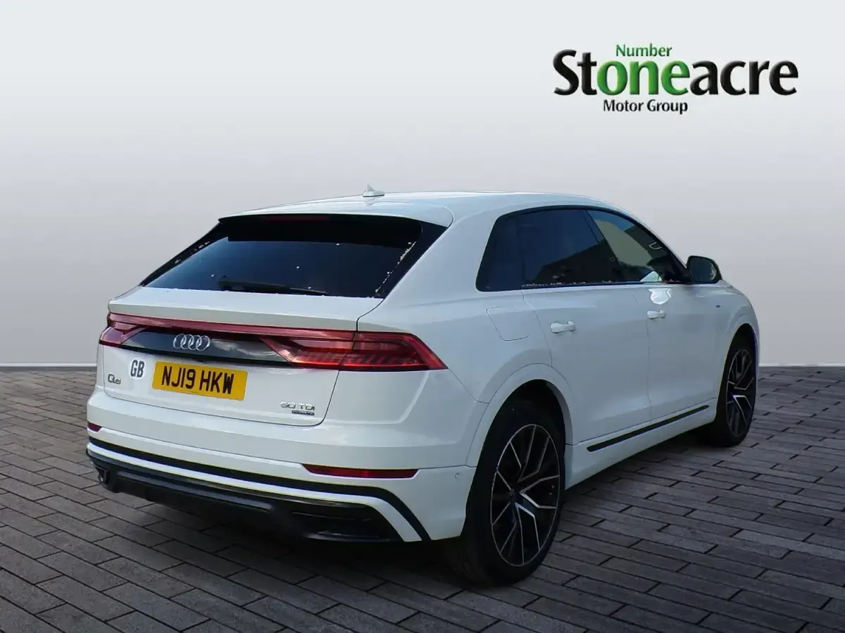 Used Audi Q8 Advanced 286 HP (210 kW) 2019 White SUV