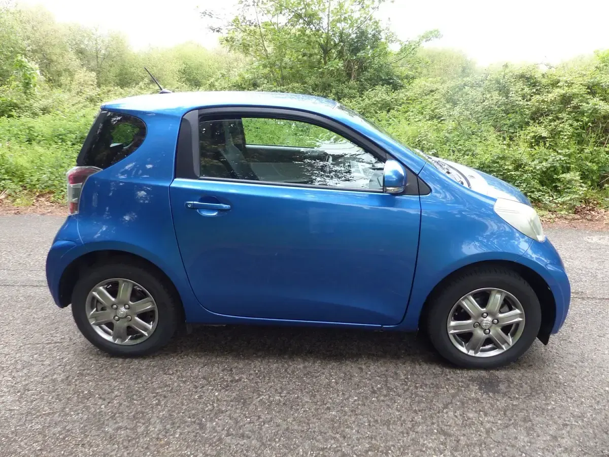 Used Toyota iQ 68 HP (50 kW) 2012 Blue Hatchback