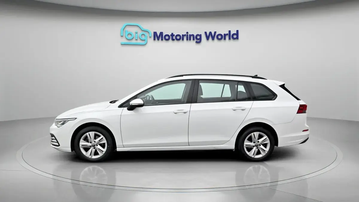 Used VW Golf VIII S 131 HP (96 kW) 2023 White Estate