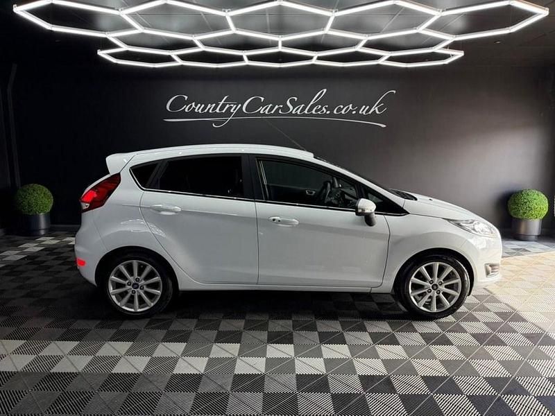 Used Ford Fiesta Titanium 125 HP (91 kW) 2016 White Hatchback
