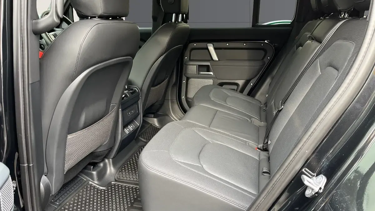 Used Land Rover Defender Dynamic 249 HP (183 kW) 2023 Santorini black SUV